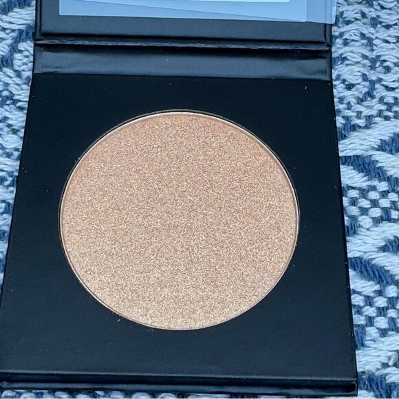NWT Araceli Radiant Glow Highlighter in Gold - Picture 1 of 6
